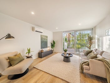 Effortless, Sun-Filled Living in Woburn