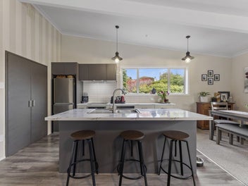 Hidden gem, entertainer's kitchen, family friendly