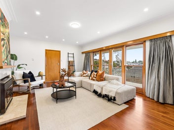 Freehold |Massive 150 m2 Garage | Huge Potential
