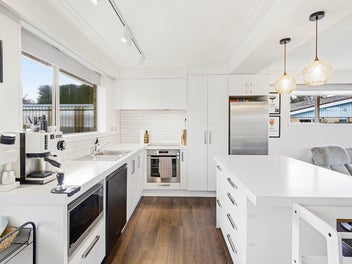 Sun-Soaked, Spacious & Family-Friendly!!!