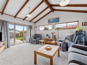 Great Sunny Family Home on Full Site