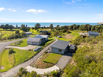 Space, Comfort, Easy Care Coastal Retreat