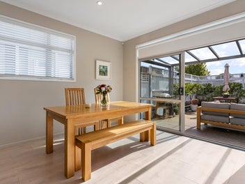 2 Living Areas - 3 Heat Pumps - Immaculate