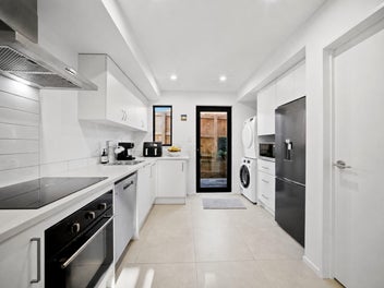 Modern End Townhouse–More Light, Privacy and Value