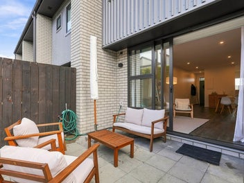 Stylish Living - Perfectly Positioned!