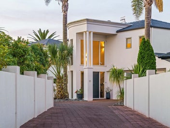 COASTAL ELEGANCE. SERIOUSLY FOR SALE.