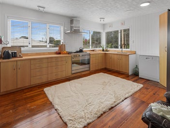 1950's Charm Meets Harbour Lifestyle - MUST SELL!