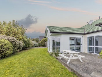 SUNNY, SPACIOUS & READY FOR FAMILY - RV $870,000