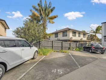 Easy-Care Living – Motivated Vendors Want It Sold!