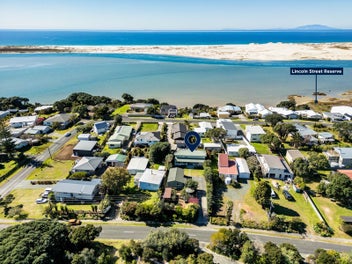 Private Moir Point living with room to flex