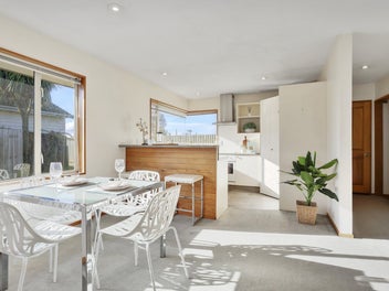 Sun-Soaked And Expansive Easy-care Living!