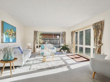Sun-Soaked And Expansive Easy-care Living!