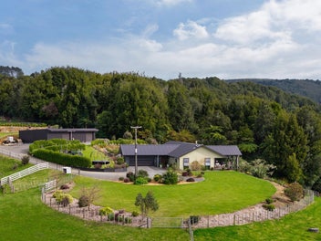 Elevated Rural Retreat with Epic Views