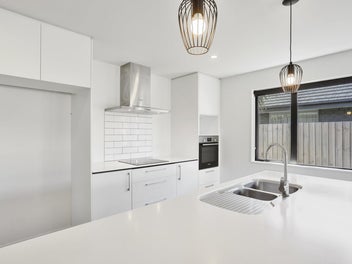 * UNDER OFFER * Contemporary Style