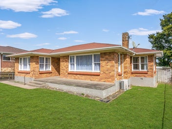 Mid-Century Charm in a Handy Location