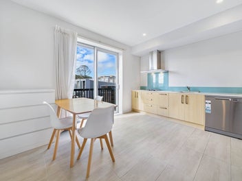 Convenient, Spacious & Sun-Drenched!