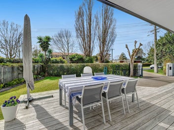 BEACHSIDE CLASSIC - TIMELESS, PRIVATE & SPACIOUS