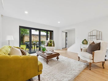 Sunny, Stylish and Perfectly Located