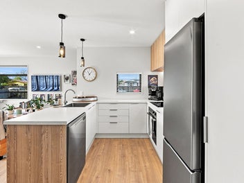 GORGEOUS FULLY FURNISHED HOME WITH PRIVATE GARDEN
