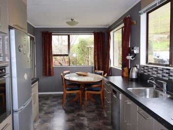 COUNTRY LIVING, TOWN CONVENIENCE!