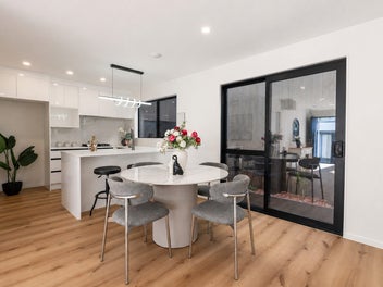 Brand New, Bright, Sunny, 2 mins from School!