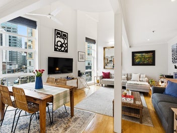 WATERFRONT CHARACTER - LIGHT-FILLED CITY LIVING