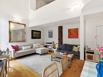 WATERFRONT CHARACTER - LIGHT-FILLED CITY LIVING