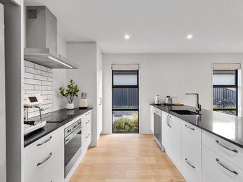 Smart, Stylish & Solar-Powered in Lake Hawea