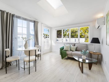 Relaxed Beach vibe inside and just down the road
