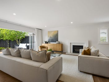 EXCEPTIONAL FAMILY LIVING IN PRIME POSITION