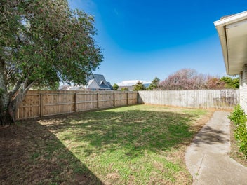 Three Bedroom Townhouse Near Schools and Beach