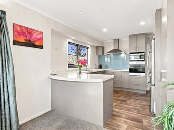 Post-earthquake standalone townhouse-double garage