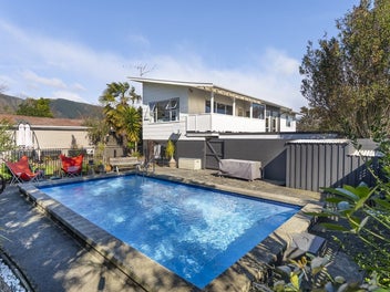 * UNDER OFFER * Fantastic Large Family Home Waitin