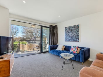 Sunny Cashmere Living with Park Views!