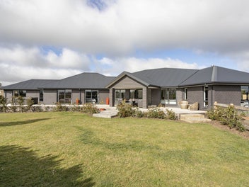 Two Homes, 4.3ha & Exceptional Shedding