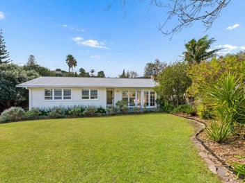 Classic Kiwi Charm and Modern Living in Torbay!