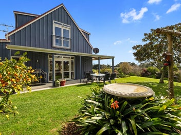 IDYLLIC SELF-SUFFICIENT CHARM