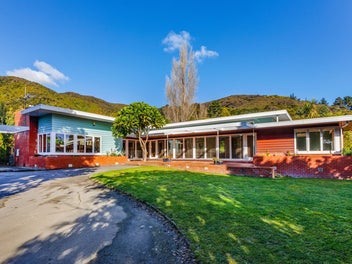 Sunny. Private. Mid-Century Style.