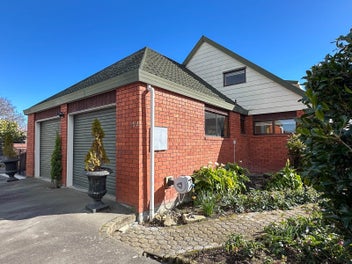 A Home Big on Space in Brilliant Springlands
