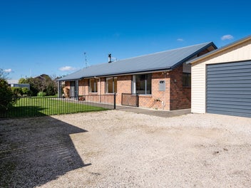 869m2 Section, Huge Garage, So Convenient