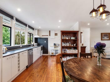 4 beds! 50's Character & Walk-to-School