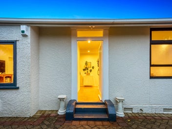 4 beds! 50's Character & Walk-to-School
