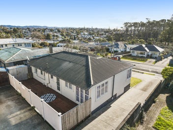Freehold! Comfort & Spacious Family Home!