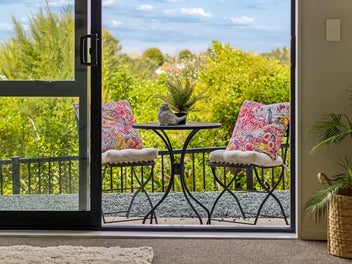 Quality Freehold with Scenic Views!