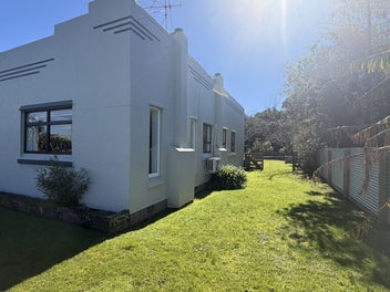 Spacious Art Deco Family Home in Central Wairoa