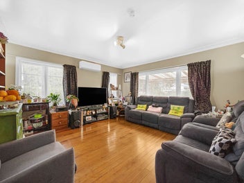 Unlock the Potential of This Charming Cottage!