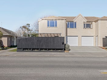 FREEHOLD, FULLY RENOVATED & FABULOUS!