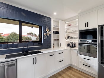 Brick, Double Glazed & 277m² of Family Living!