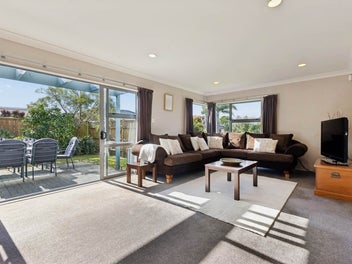 Brick & Weatherboard Beauty with 2 Ensuites!