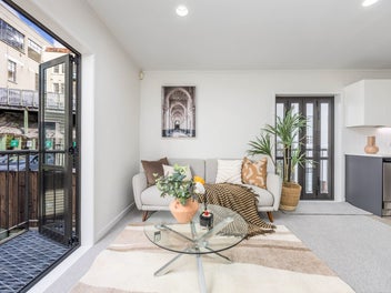 City Fringe Convenience. Easy Terrace Living.